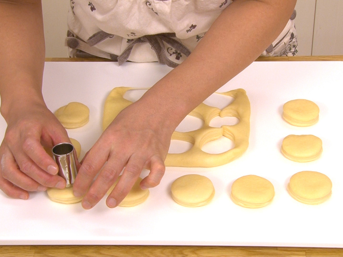 型でドーナツ型にくり抜きます。