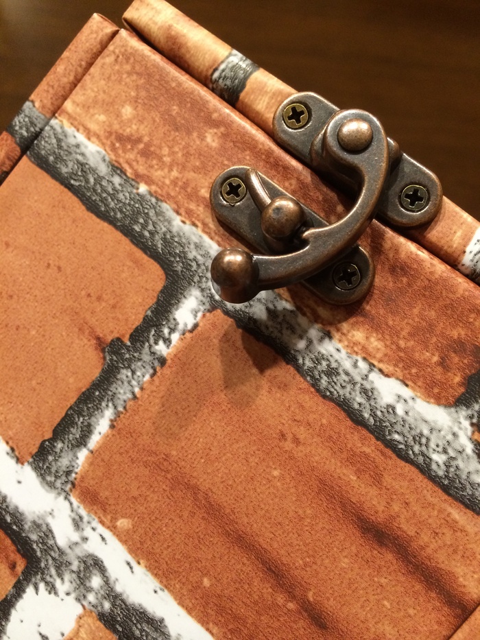 留め金を取り付けます