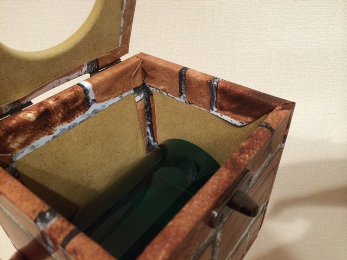 内側にプラバンのようなモノを仕込みます