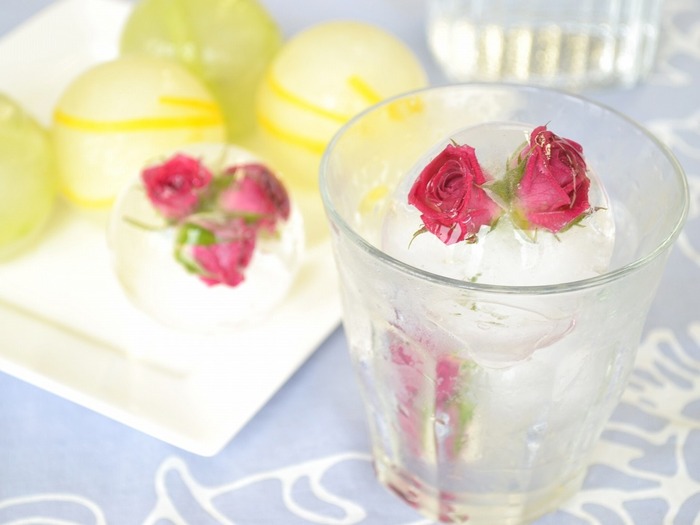 めちゃお洒落！「バラとフルーツのまんまる氷」の作り方