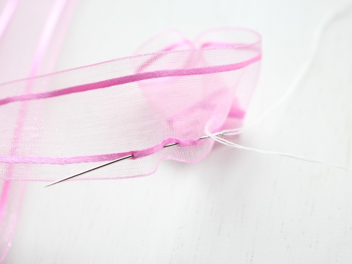 真ん中を丸めたら、糸を通しながらなみ縫いしていく