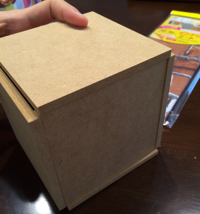 組み立てて、釘を打ち込みます