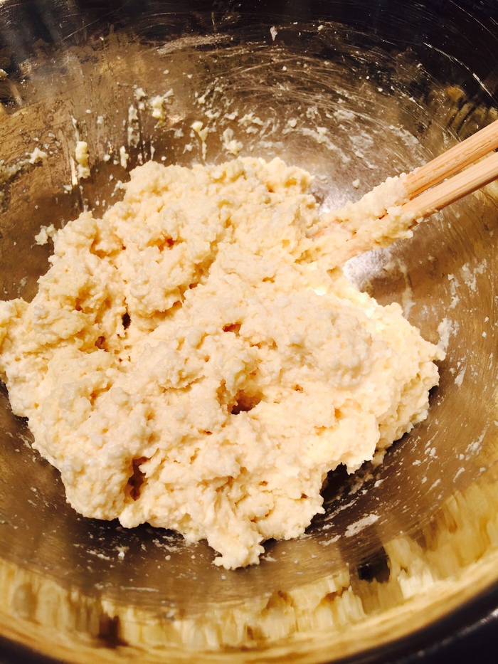 ホットケーキミックスと豆腐を混ぜます。