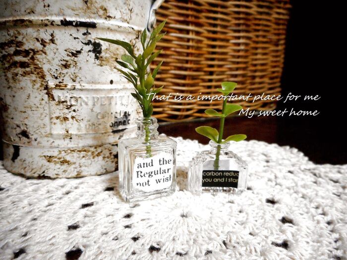 小瓶にフェイクグリーンを挿す!