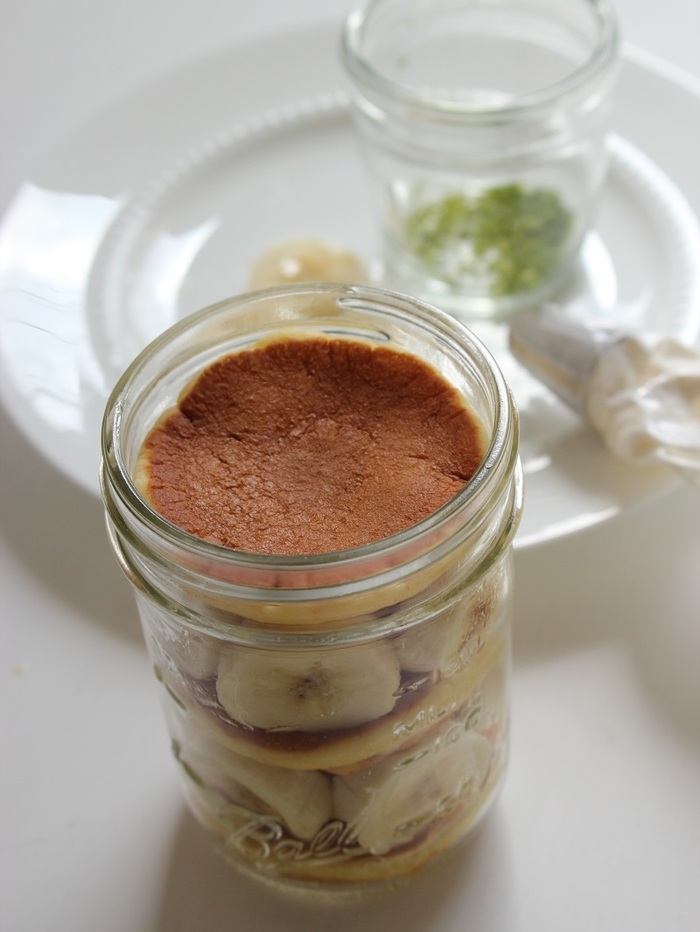 ホットケーキとフルーツクリームを詰めていきます