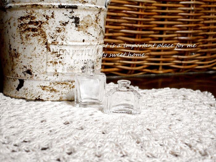 小さい小さい小瓶が2つ