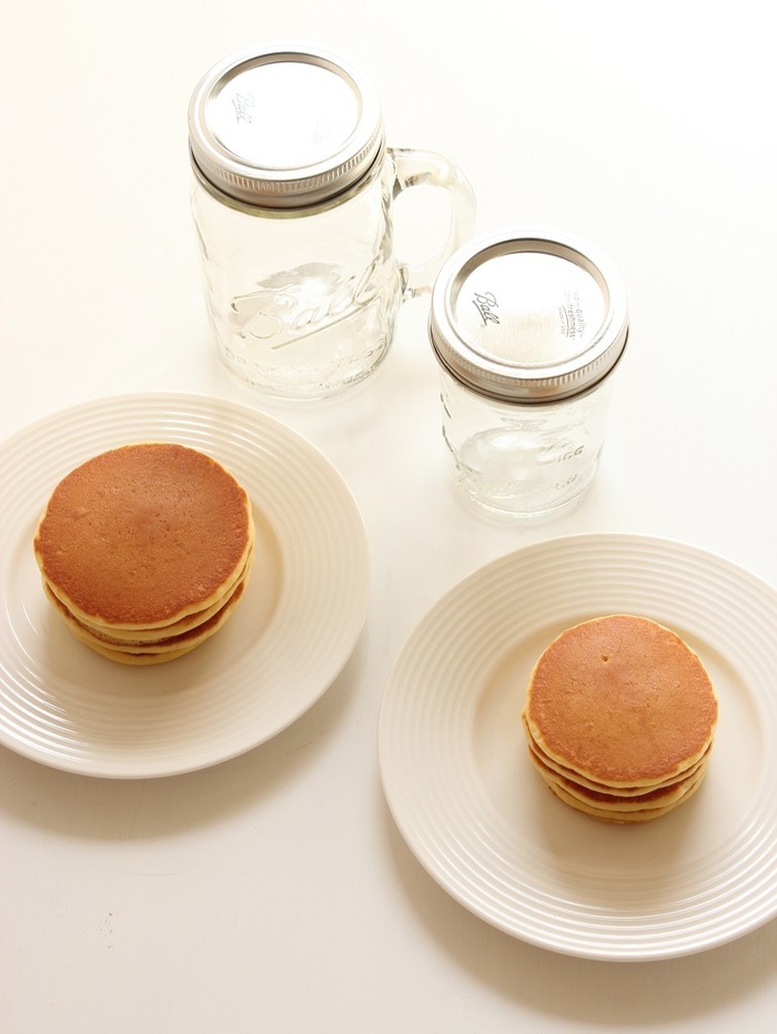ジャーのサイズに合わせてホットケーキを焼きます。