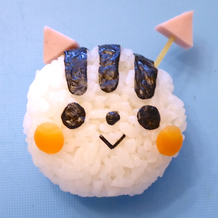 乾燥パスタでくっつけます。