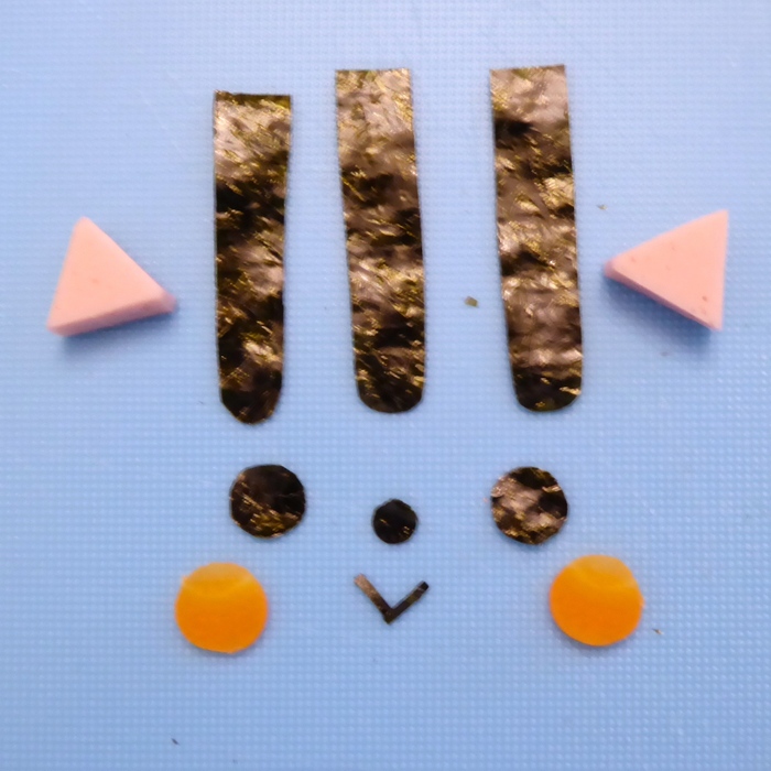 パーツを並べたところです。