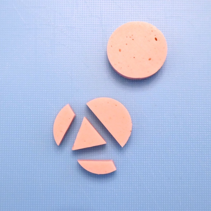 耳は魚肉ソーセージで作ります。