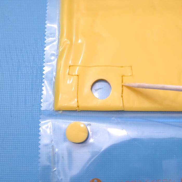 チーズは爪楊枝で簡単にカットできます!