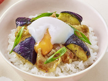 旬のなすで楽しむ「豚バラなす丼」