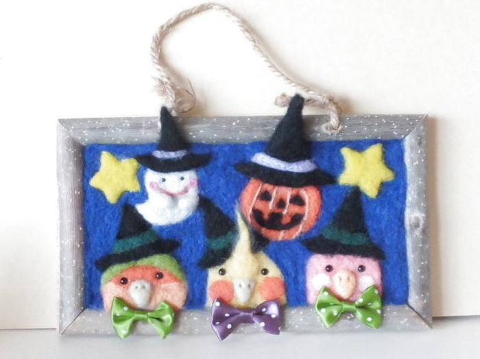 羊毛フェルト刺繍でインコ3兄弟のハロウィンプレート
