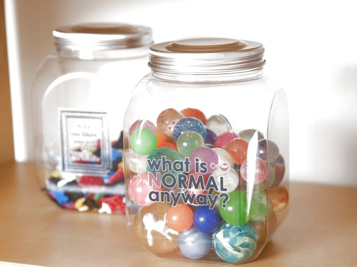 細かいおもちゃはプラスチックジャーへ