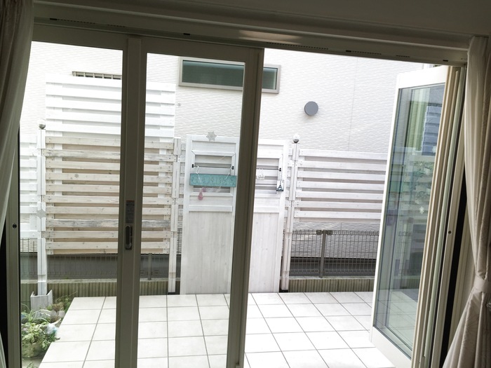 窓を半分開けた状態