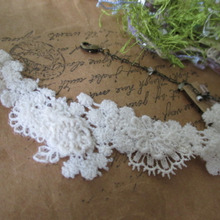 切り貼りしてできる♪個性的なレースのアクセサリー