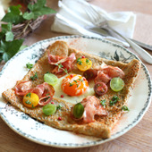 シャスールでつくる「たまごとハムチーズのガレット」