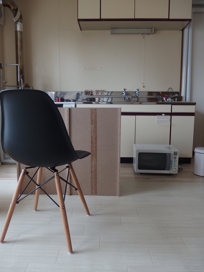 床は白い木目のクッションフロア