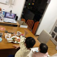 テレビ電話でおじいちゃんおばあちゃんと一緒に夕ご飯♪