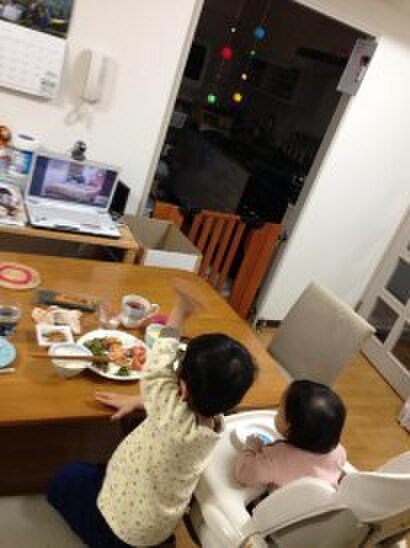 テレビ電話でおじいちゃんおばあちゃんと一緒に夕ご飯♪