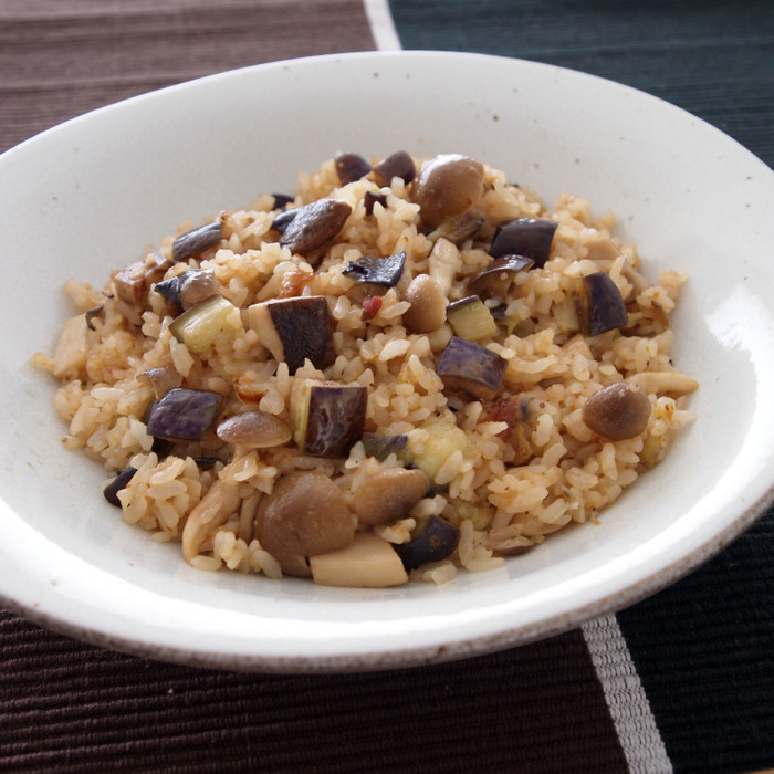 秋の味覚をご飯で楽しむ!「きのことなすのみそ炒飯」