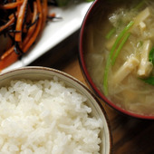 お味噌汁の具といえば豆腐?わかめ?ちなみにあれを入れる家庭も