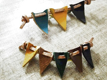 レザーミニフラッグガーランドのブローチ