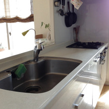 キッチンの深い引き出しに小物を収納する方法