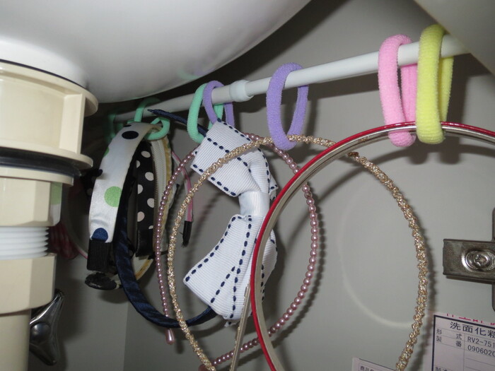 突っ張り棒にゴムを通し、デッドスペースに