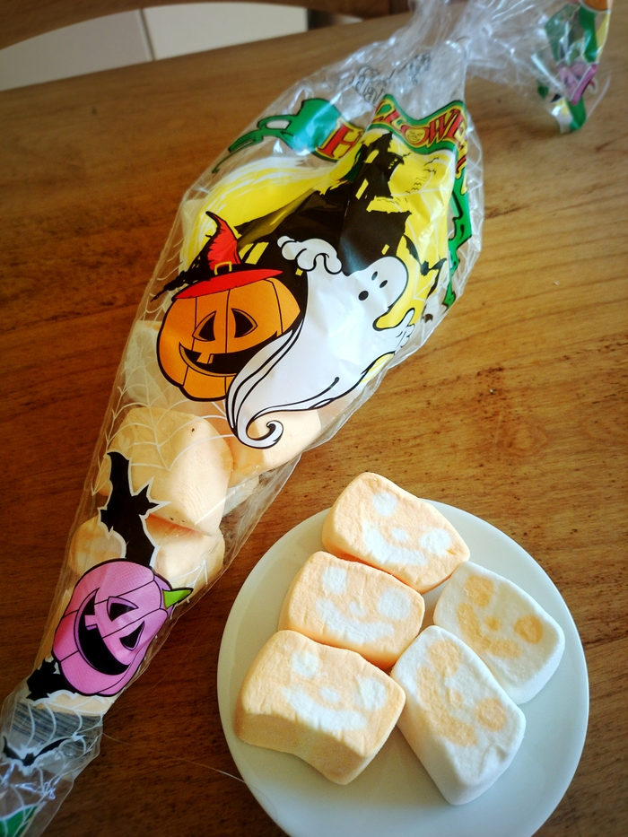 ハロウィン仕様のマシュマロを用意します。
