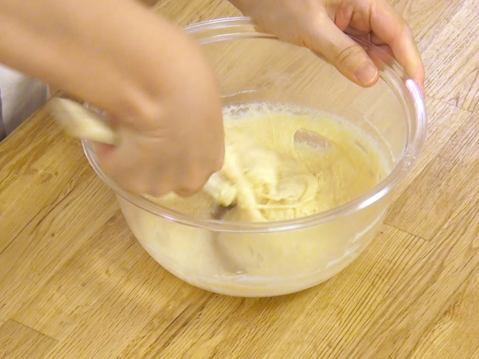 生地をこねます。