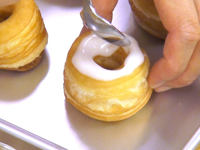 揚げた生地を冷まして、アイシングをします。