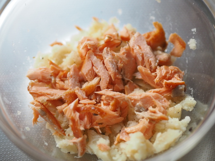 「焼き鮭の北欧風サンドイッチ」の作り方