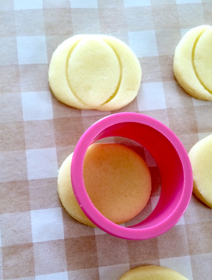 丸型で型を付けます♪