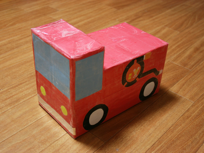牛乳パックで子どもの消防車を作ってみました！