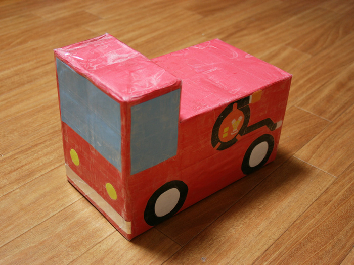 牛乳パックで子どもの消防車を作ってみました!