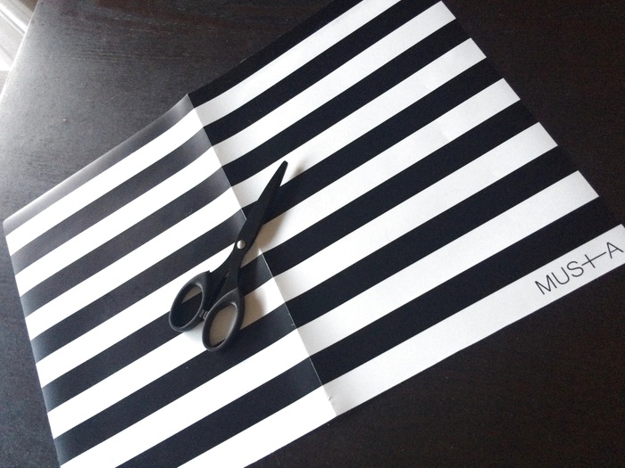 はさみでマチの部分をカット