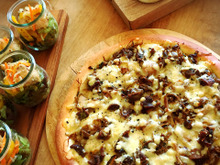 うちCAFE 簡単!きのことゴボウの砂肝ピザ 秋レシピ