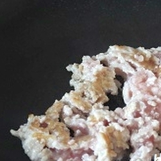 ①鶏挽肉を炒める
