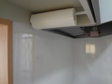 突っ張り棒 デッドスペースを活用してキッチンペーパーを設置