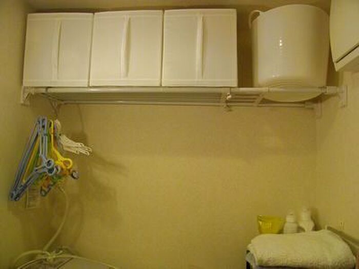 簡単に洗面所のデッドスペースに、大容量収納スペースを！