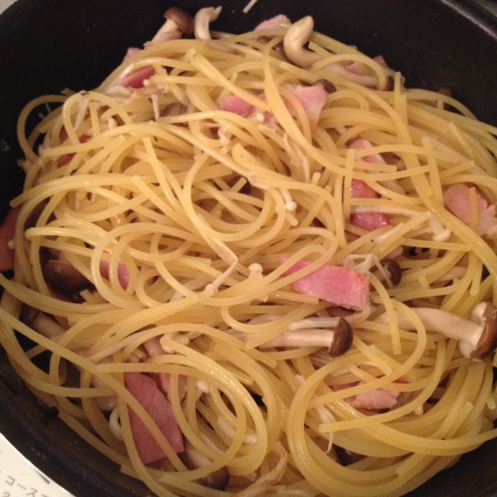 ③パスタと茹で汁を加える