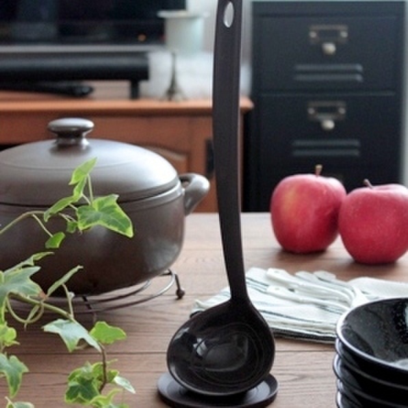 スクっと立って省スペース。しなやかシリコンの立つおたま。