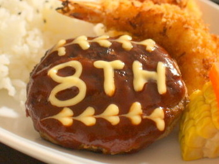 ①ハンバーグのソースはケチャップと中濃ソース。