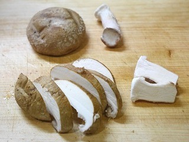 椎茸をスライスする
