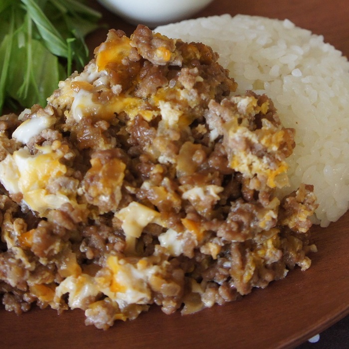 メイン…甘辛ミンチの卵とじ丼