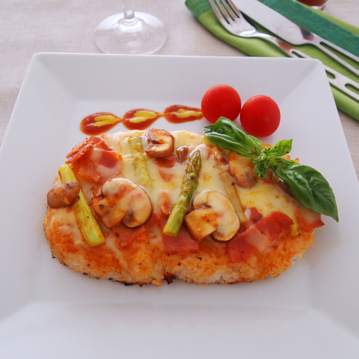 パックごはんを型から出して焼くだけ!簡単「ライズピッツァ」