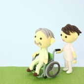 進む少子高齢化…必要とされる介護資格を難易度別にご紹介!