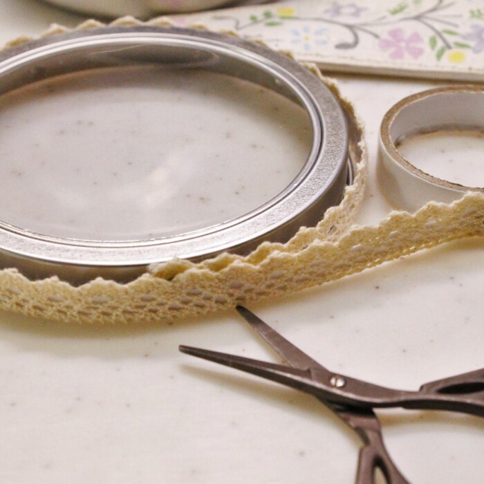 フタの外形にテープを巻きます。