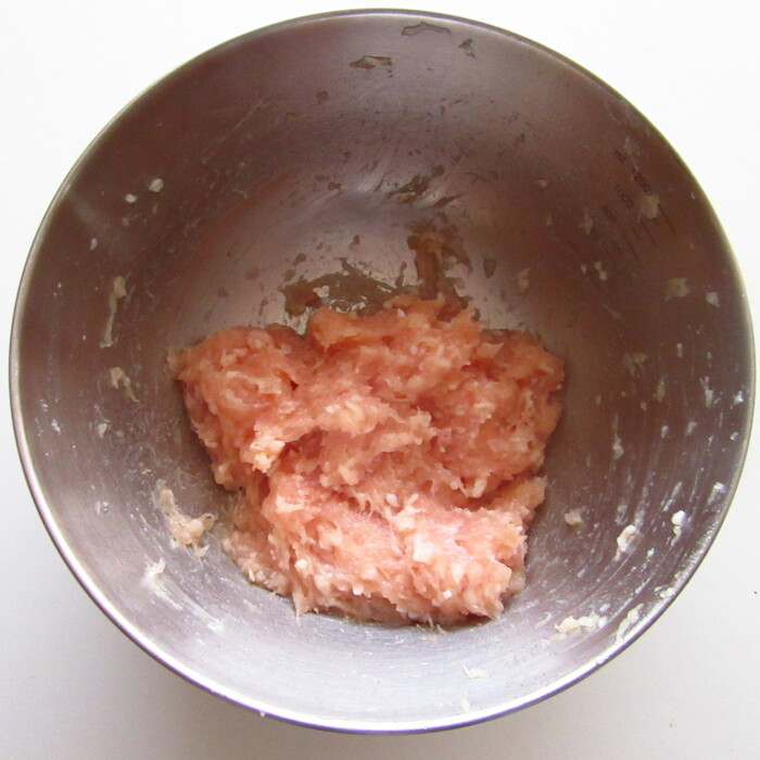 鶏ひき肉をよくこねる。
